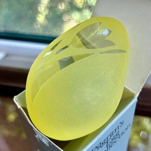 Vintage Pilgrim Glass Sculptured Yellow Egg with Tulip Design - Picture 9 of 15